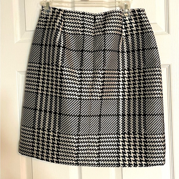 White House Black Market Dresses & Skirts - White House black market houndstooth boot skirt